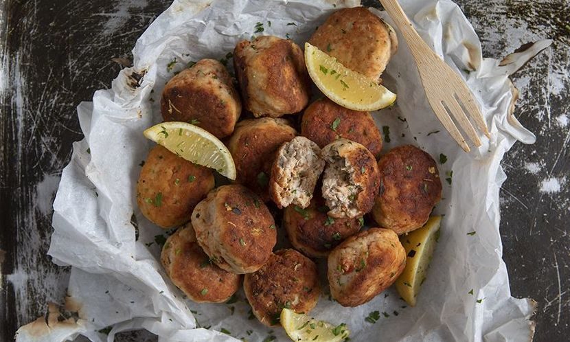 Άκης Πετρετζίκης: Συνταγή για νόστιμα και υγιεινά κεφτεδάκια γαλοπούλας