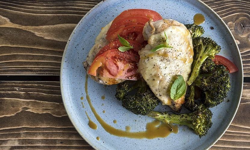 Άκης Πετρετζίκης: Συνταγή για κοτόπουλο καπρέζε με μπρόκολο