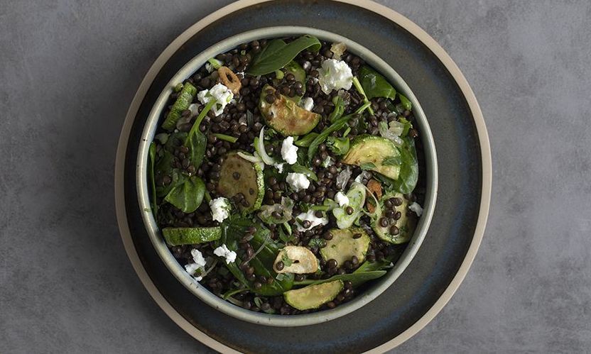 Σαλάτα με μαύρες φακές από τον Άκη Πετρετζίκη