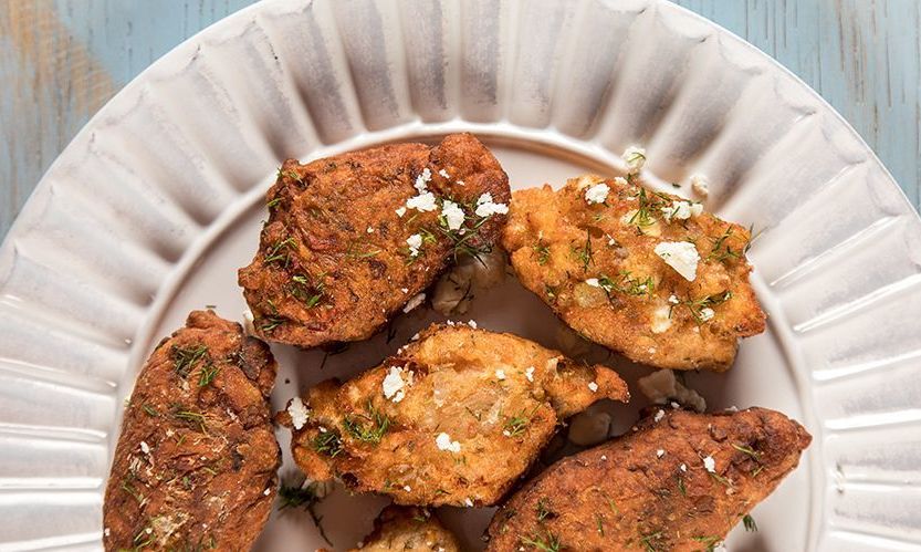 Ο Άκης Πετρετζίκης μας δίνει την πιο επιτυχημένη συνταγή για λαχταριστούς ντοματοκεφτέδες Σαντορίνης