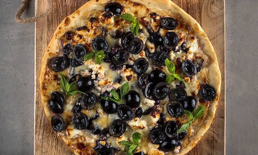 Άκης Πετρετζίκης: Συνταγή για καλοκαιρινή πίτσα με φέτα και σταφύλια