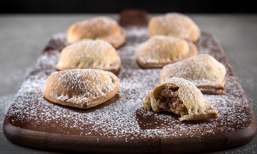 Φτιάξτε αυτά τα λαχταριστά γεμιστά κουλουράκια του Άκη με γλυκό του κουταλιού σταφύλι