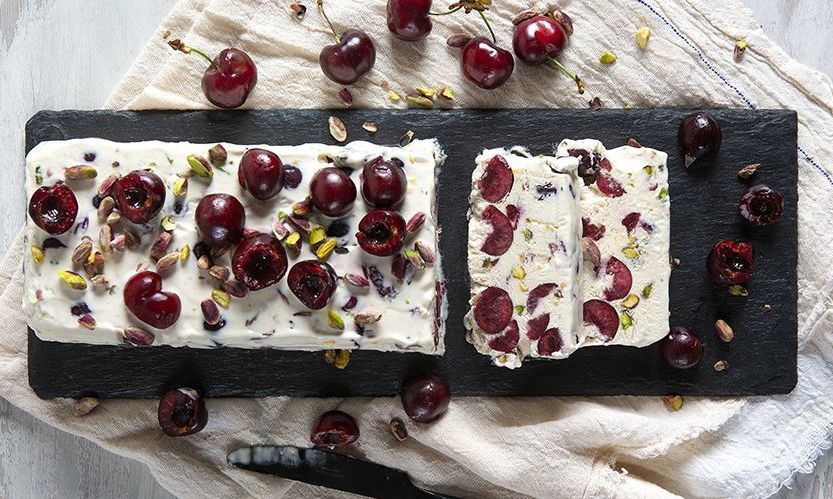 Semifreddo με κεράσια και φιστίκια Αιγίνης - To απόλυτο γλυκό από τον Άκη