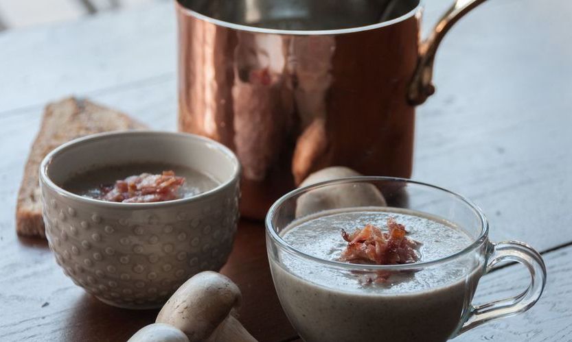 Άκης Πετρετζίκης: Η συνταγή του για σούπα βελουτέ με μανιτάρια