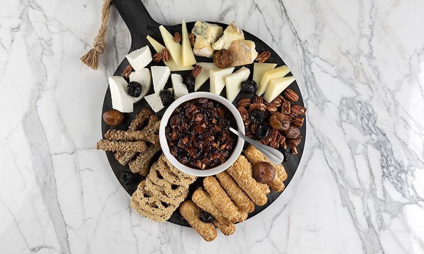 Φτιάξτε μπατόν σαλέ με chutney αχλαδιού - Μια πρόταση του Άκη Πετρετζίκη