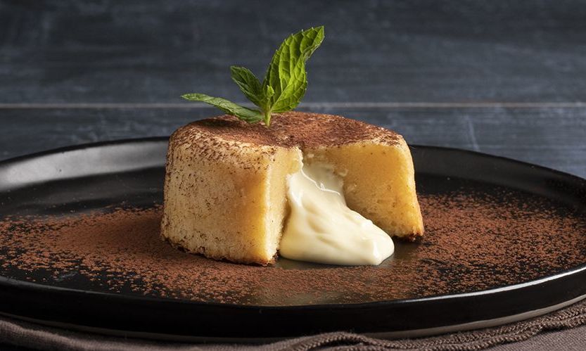 Moelleux λευκής σοκολάτας από τον Άκη Πετρετζίκη