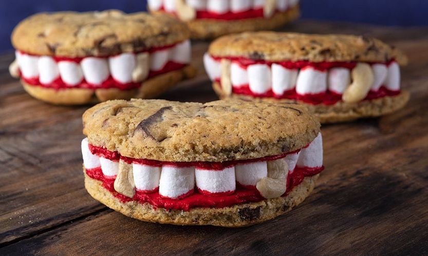 Τα σαγόνια του Δράκουλα: Φτιάξτε τα με μπισκότα, τυρί κρέμα και marshmallows