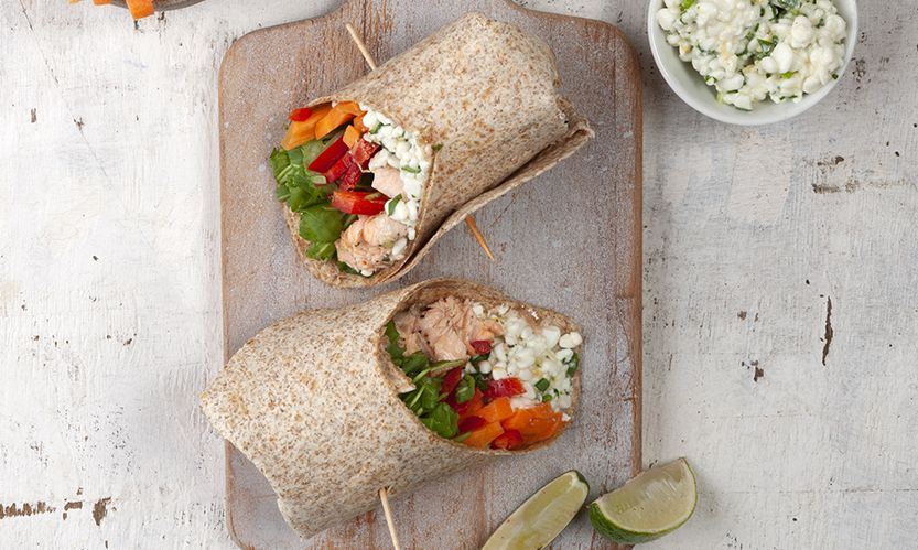 Wrap ολικής με σολομό και τυρί cottage από τον Άκη Πετερτζίκη