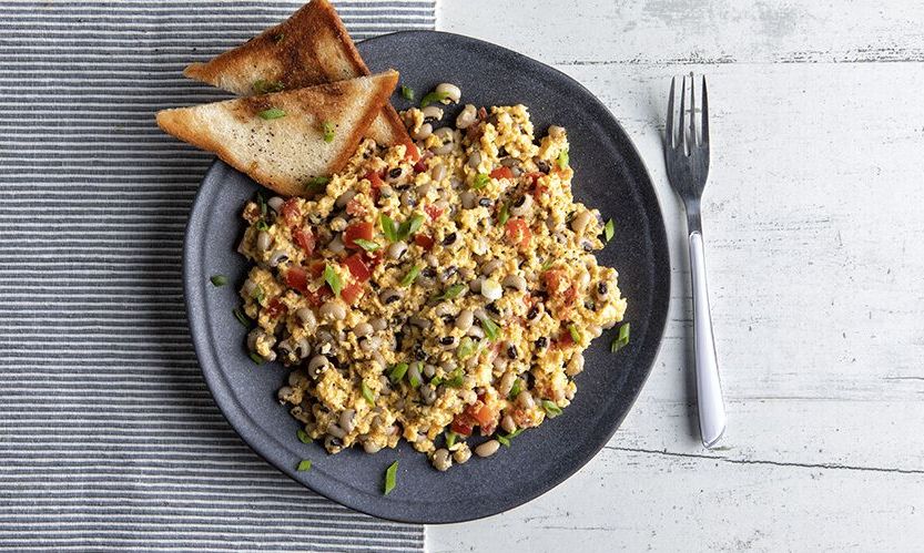 Συνταγή για ελληνικό brunch: Scrambled eggs με μαυρομάτικα φασόλια