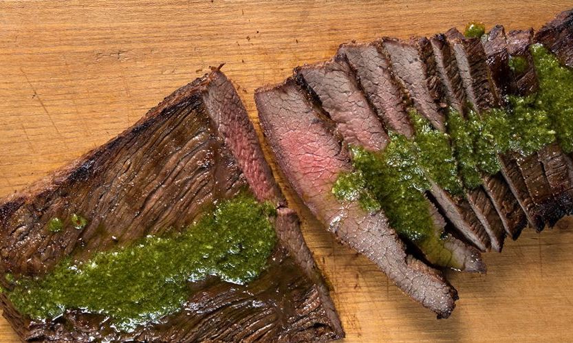 Μοσχαρίσιο διάφραγμα ψητό με σάλτσα τσιμιτσούρι από τον Άκη Πετρετζίκη