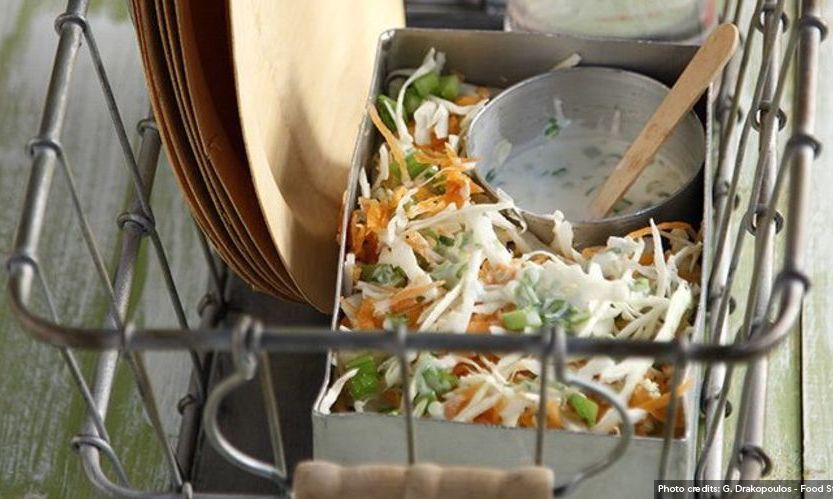 Δροσερή σαλάτα με λάχανο και καρότο και απίστευτο dressing