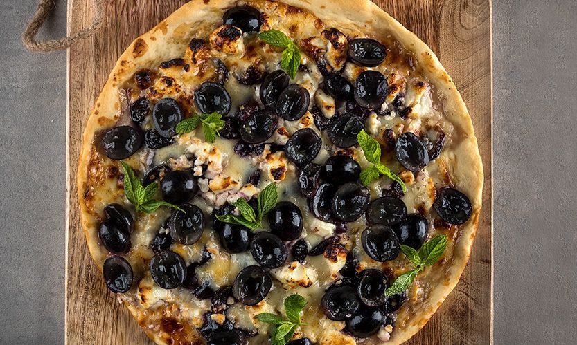 Πίτσα με φέτα και σταφύλια - Με ιδιαίτερη και πλούσια γεύση