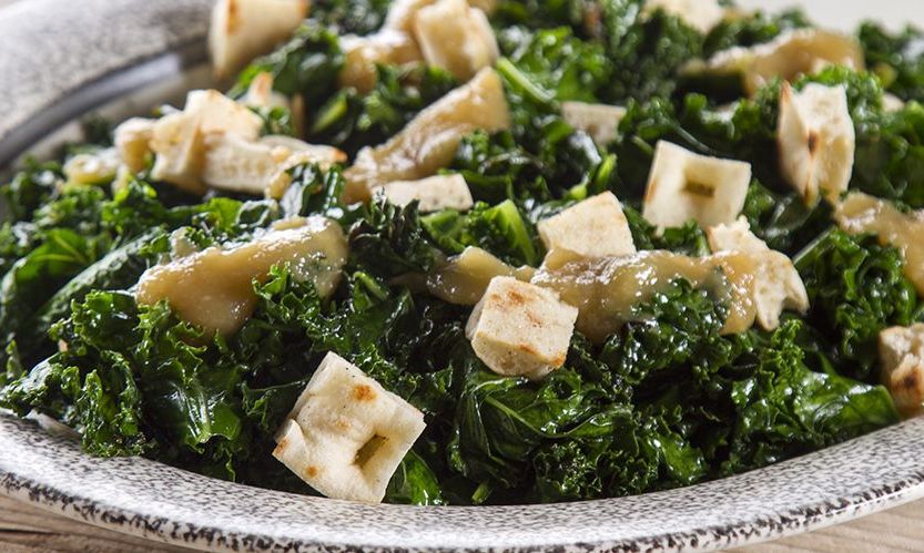 Κάνετε διατροφή; Δοκιμάστε τη σαλάτα με κέιλ και πίτες