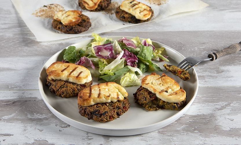 Νόστιμα και υγιεινά μπιφτέκια λαχανικών με χαλούμι