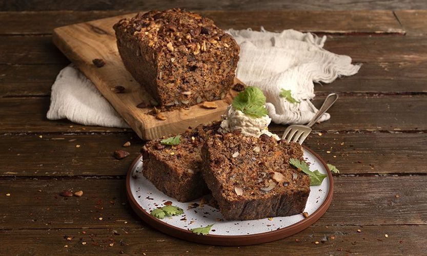 Σπιτικό ψωμί καρότου με κουρκουμά και δενδρολίβανο