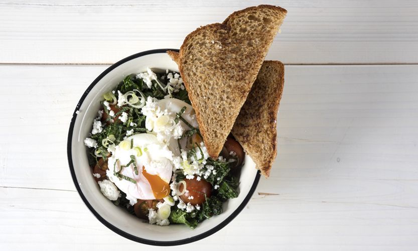 Σαλάτα με κέιλ, ντοματίνια και αβγά ποσέ