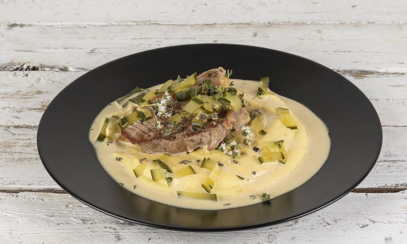 Ζουμερές μπριζόλες με σάλτσα charcutiere