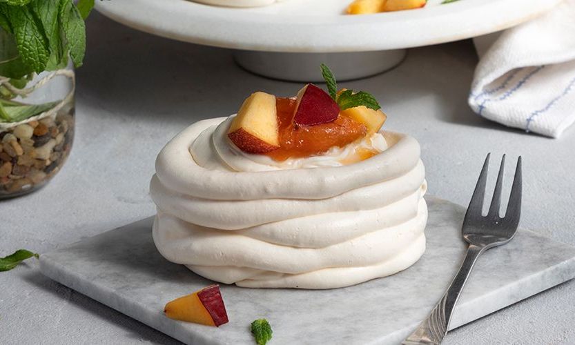 Πάβλοβες με γκανάς λευκής σοκολάτας και νεκταρίνια - Λιώνουν στο στόμα