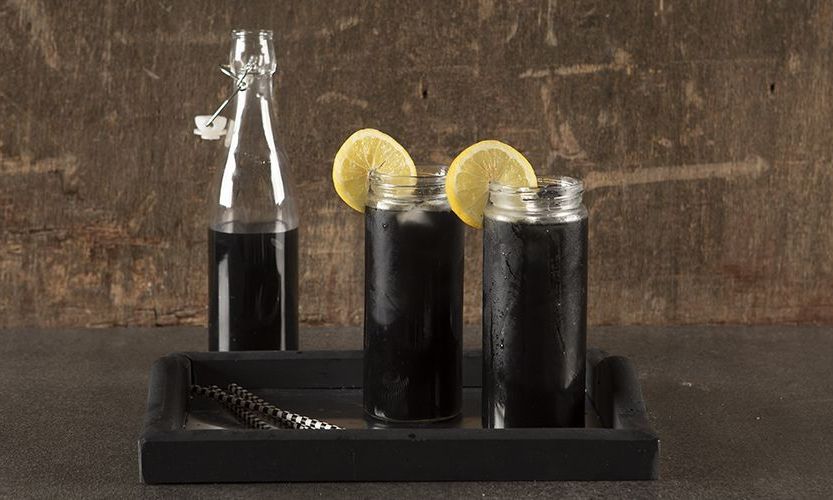 Πώς θα φτιάξετε και εσείς τη μαύρη λεμονάδα του Άκη