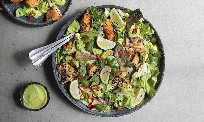 Εύκολη σαλάτα με σολομό και αβοκάντο