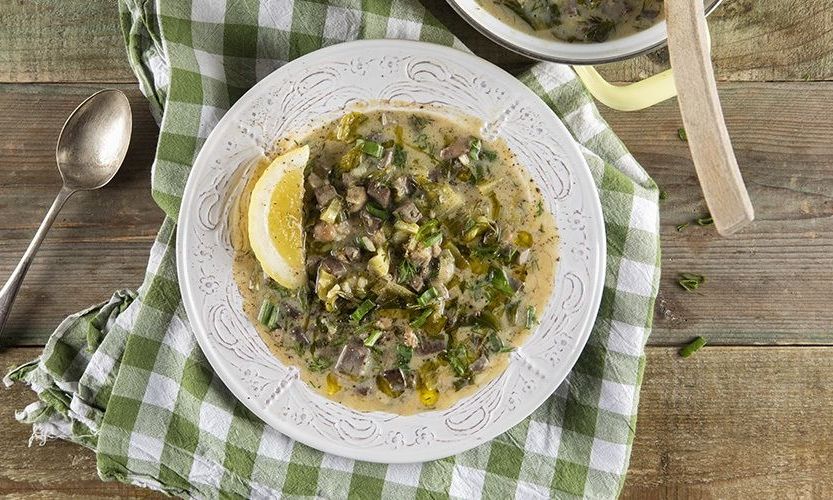 Μαγειρίτσα: Η παραδοσιακή ελληνική συνταγή που θα απολαύσουν όλοι το βράδυ της Ανάστασης