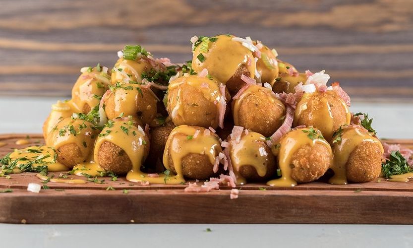 Τυροκροκέτες με 4 διαφορετικά είδη τυριών και μια πινελιά από μπέικον στο τέλος