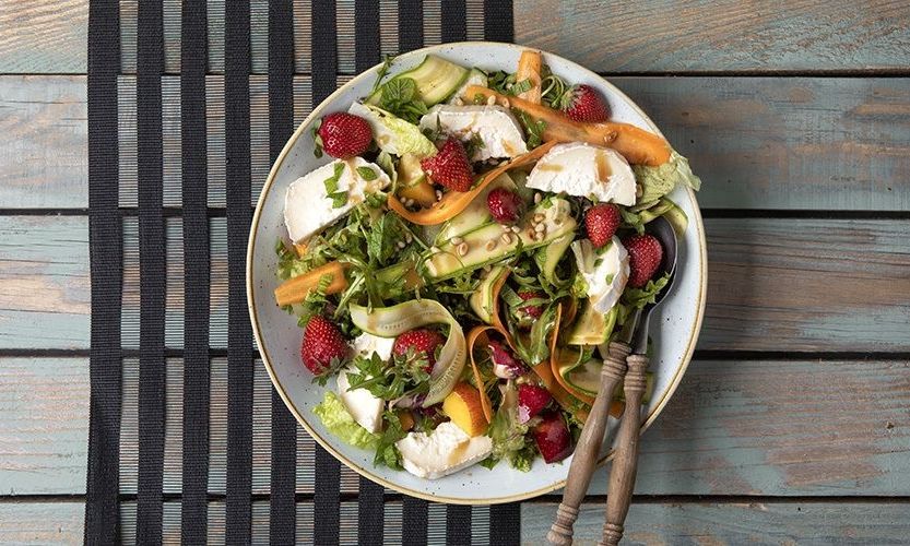 Καλοκαιρινή σαλάτα με φρούτα και κατσικίσιο τυρί - Σκέφτεστε κάτι καλύτερο;