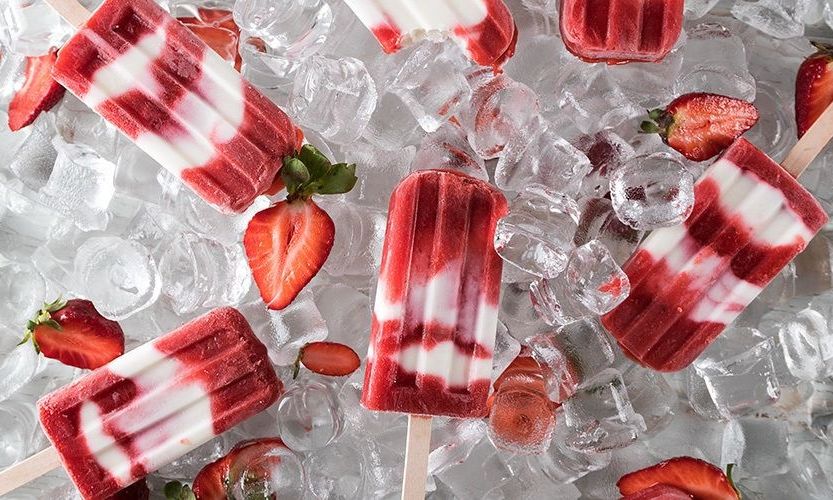 Πανεύκολα popsicles με γιαούρτι και φράουλες χωρίς ζάχαρη