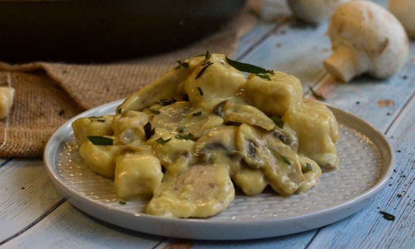 Σπιτικά νιόκι με σάλτσα μουστάρδας και κοτόπουλο