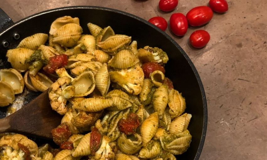 Συνταγή για μακαρόνια αχιβάδα με πέστο και κουνουπίδι