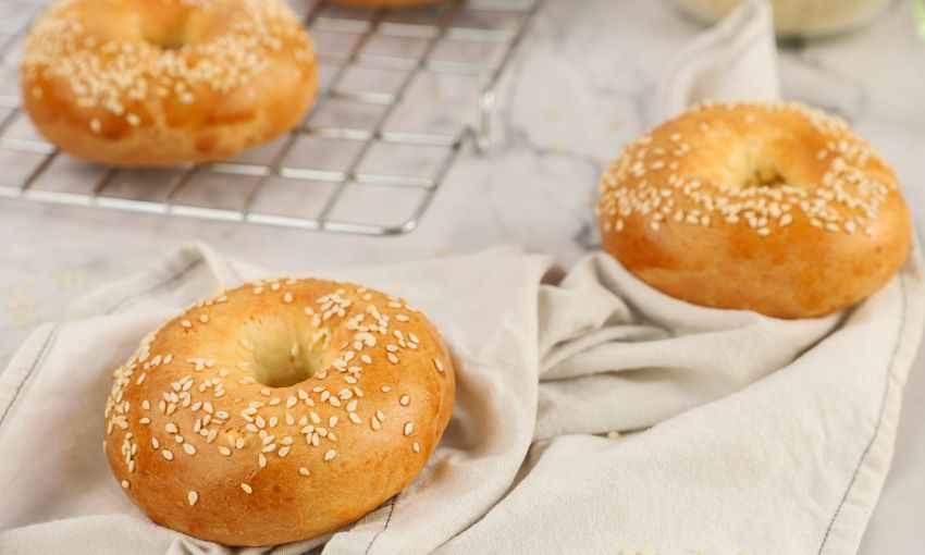 Σπιτικά bagels: Δείτε πώς θα τα φτιάξετε εύκολα και γρήγορα