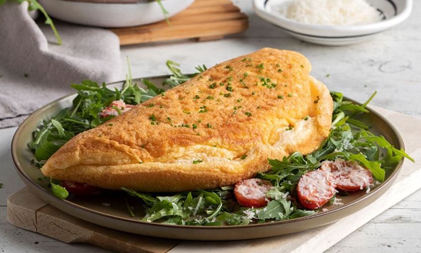 Αφράτη ομελέτα με τριμμένη παρμεζάνα για ένα γρήγορο γεύμα