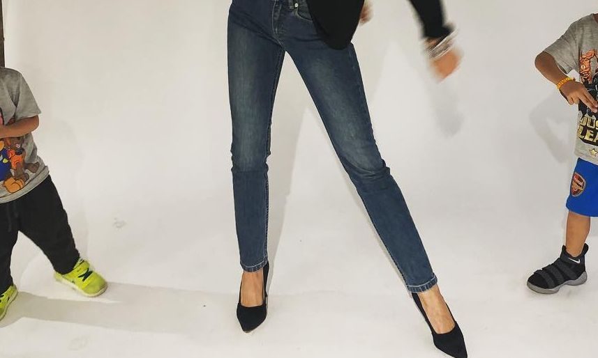 Ελληνίδα μαμά χορεύει floss με τους γιους της (pics)