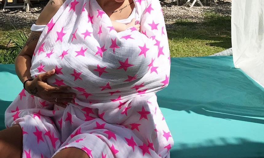 Ελληνίδα ηθοποιός θηλάζει την 5 μηνών κορούλα της