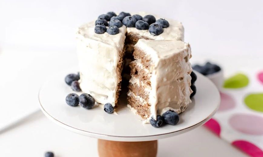 Σπιτική τούρτα χωρίς ζάχαρη και αυγά για τα πρώτα γενέθλια του μωρού