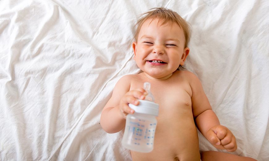 Πότε τα μωρά μπορούν να ξεκινήσουν να πίνουν νερό; (vid)