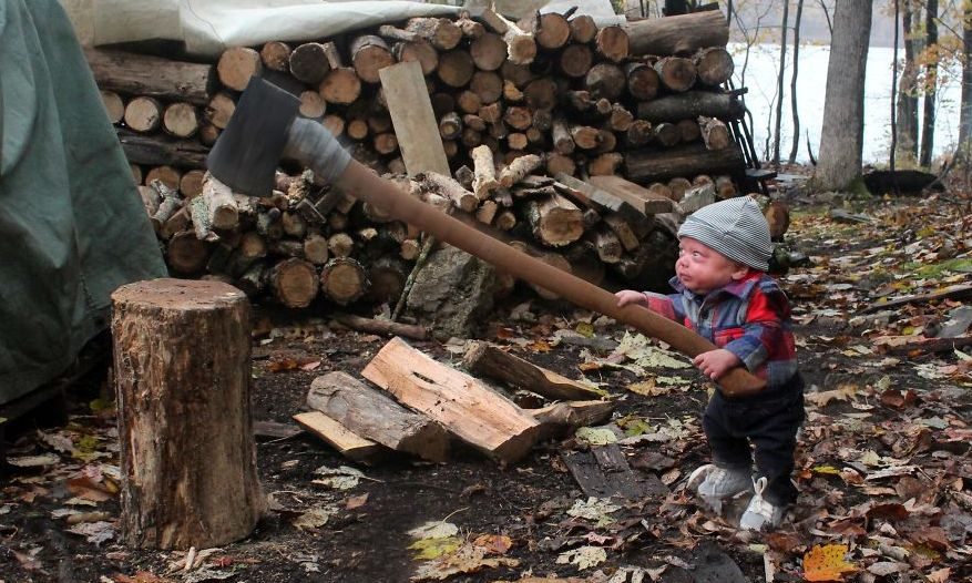 Μπαμπάς έβαλε το πρόωρο μωρό του να κάνει τρελά πράγματα και μας άφησε άφωνους (pics)