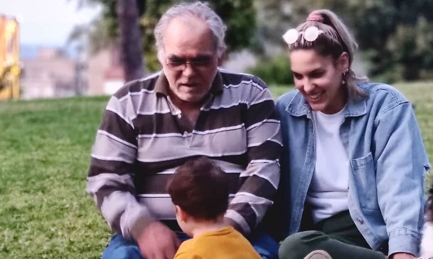 Μαντώ Γαστεράτου: Ο γιος της αποκοιμήθηκε στην καρέκλα και ο μπαμπάς της τον σταυρώνει