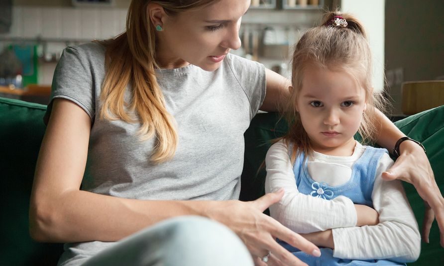 Τι συμβαίνει όταν ντροπιάζουμε τα παιδιά μας μπροστά σε άλλους;