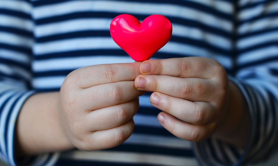 «Ταξίδι μες στο σπίτι μας»-Παιδιά τραγουδούν για τον κορονοϊό & στέλνουν το δικό τους μήνυμα ελπίδας