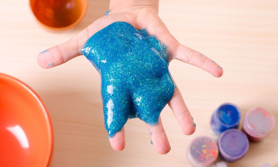 Η απόλυτη συνταγή για γκλιτερένιο slime - Όχι, δεν θα λερώσετε καθόλου και τίποτα (vid)