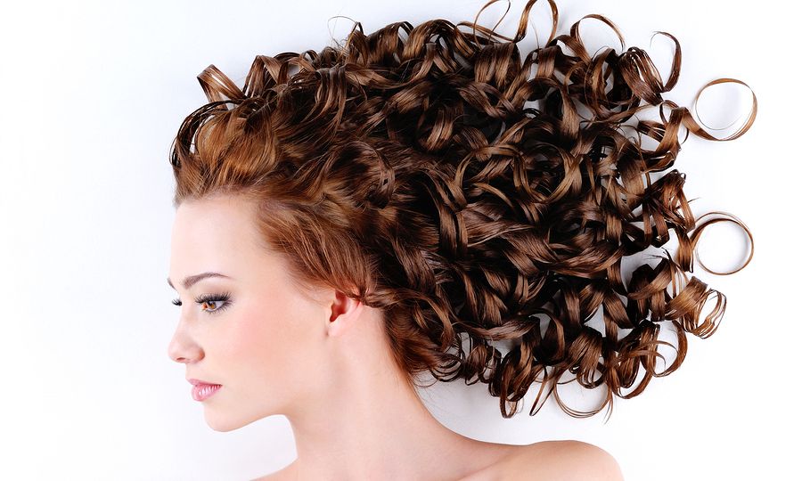 Αυτή η σπιτική μάσκα είναι το μυστικό για υγιή σγουρά μαλλιά