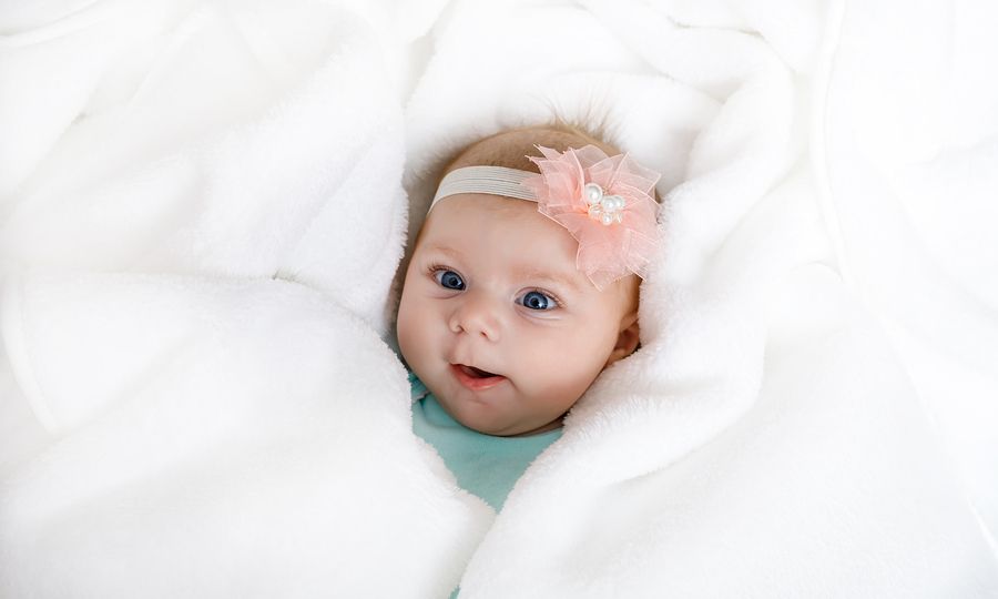 Υπέροχο βρεφικό βελούδικο κορμάκι για τις λιλιπούτειες πριγκίπισσές σας