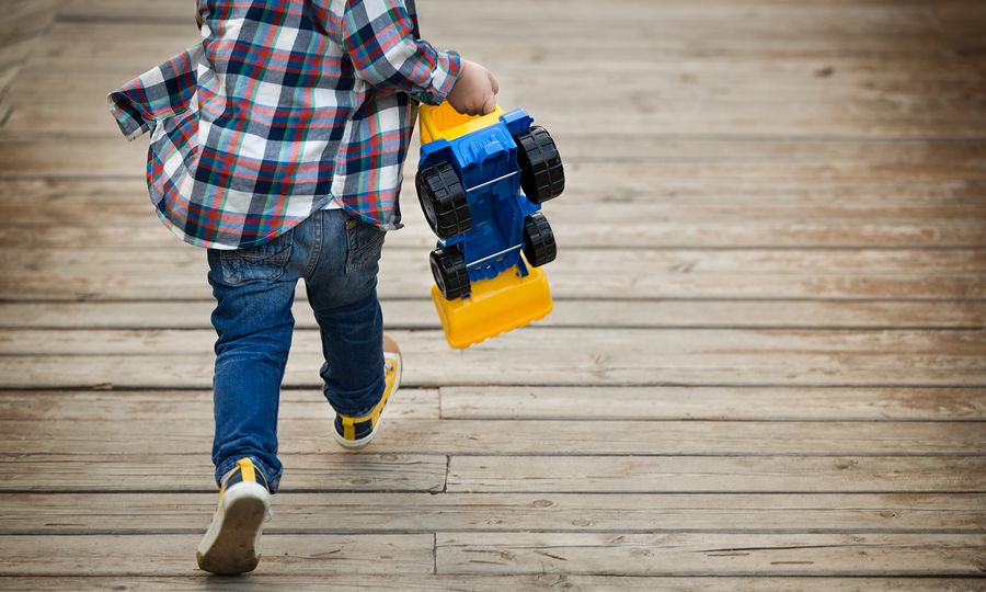 Μικρό αγόρι τρέχει ουρλιάζοντας. Δεν θα πιστέψετε τι τον κυνηγάει! (vid)