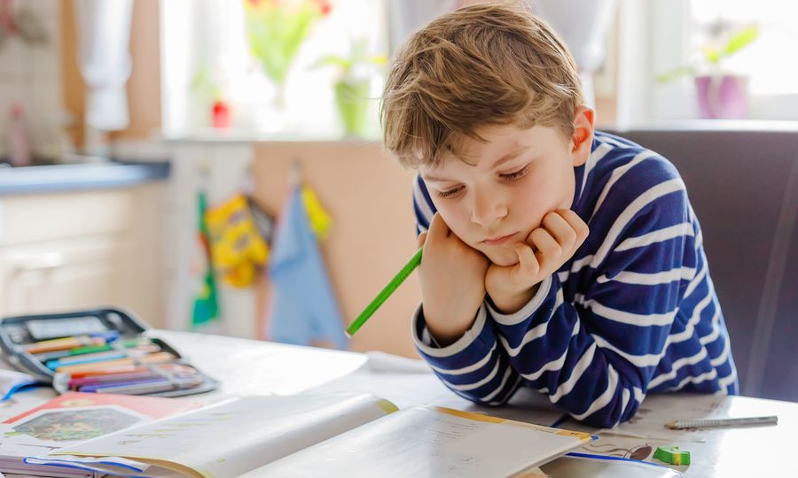 Πώς να βοηθήσετε το παιδί σας να οργανώνει μόνο του το διάβασμα