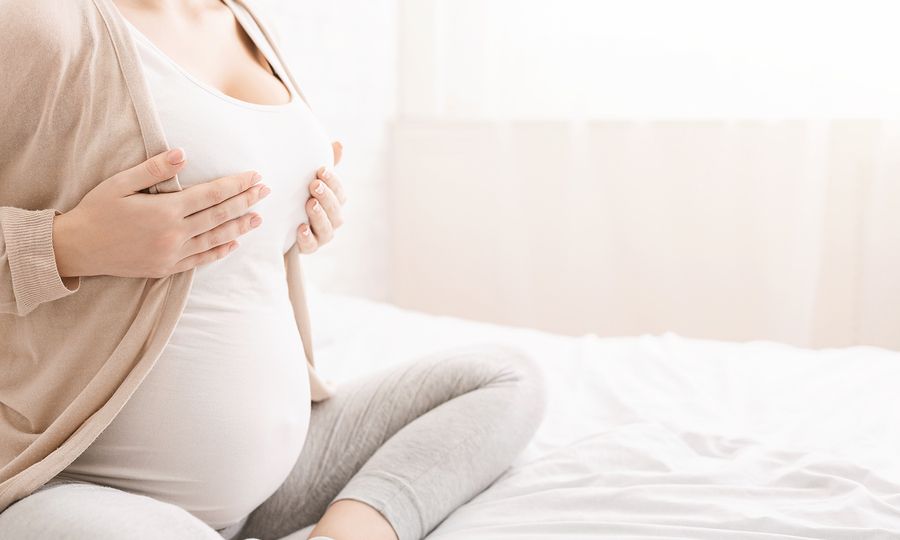 Τέσσερις τρόποι για να αντιμετωπίσετε τον πόνο στο στήθος μετά τον τοκετό (pics)