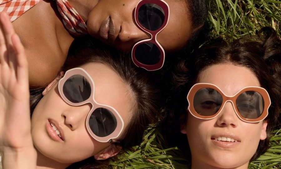 Φέτος την άνοιξη go green με γυαλιά ηλίου που θα τραβήξουν όλα τα βλέμματα