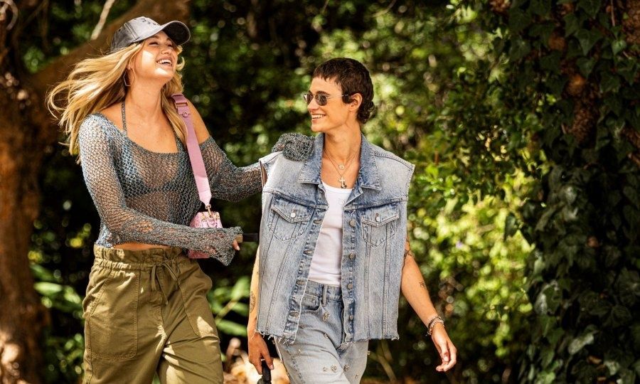 Sporty με πέδιλο ή κομψή με t-shirt; Οι στυλιστικές αντιφάσεις είναι το νέο fashion statement! 