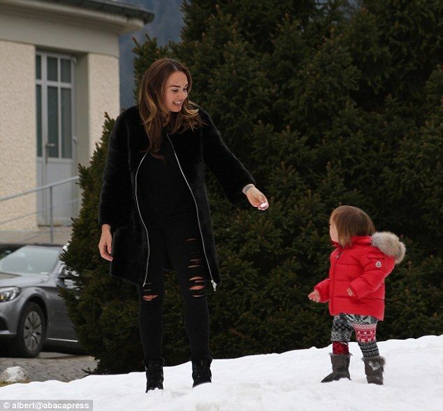 31D83AAA00000578 3476466 Brunette beauty Wearing her caramel coloured locks loose and tou a 169 1457096204688