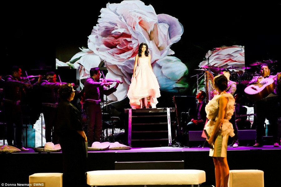 3207594100000578 3483958 Spotlight Maya takes centre stage at her birthday party which to a 15 1457538440627